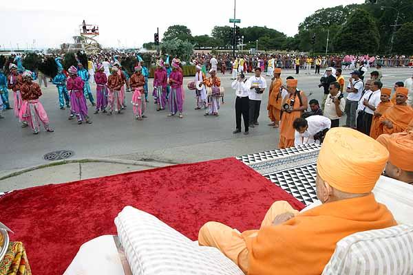 Swamishri and saints witness the Nagra Yatra from a mini-stage 
