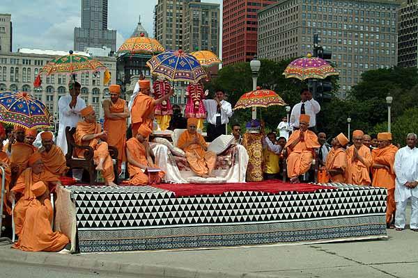 Swamishri and saints witness the Nagra Yatra from a mini-stage 