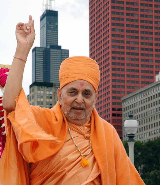 Swamishri raises his hand and proclaims, �BAPS, Ek Parivar!�