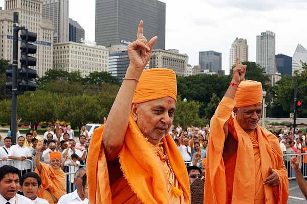 Swamishri and Doctor Swami raise their hands and proclaim, "BAPS, Ek Parivar!" 