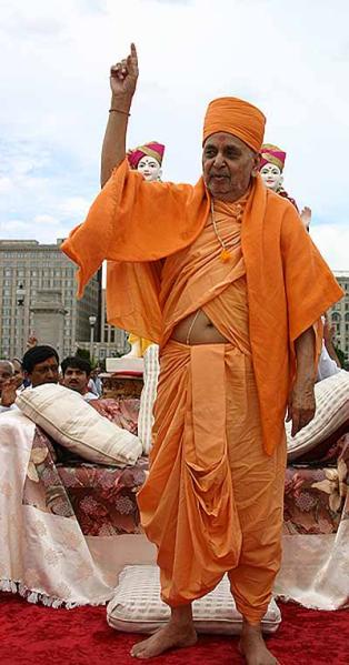 Swamishri raises his hand and proclaims, "BAPS, Ek Parivar!" 