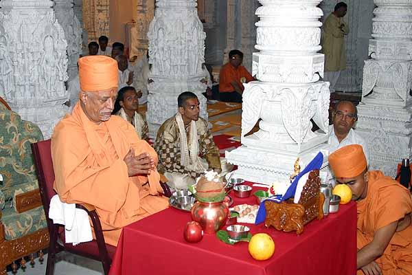 Pujya Doctor Swami performs the rituals for the mahapuja vidhi 