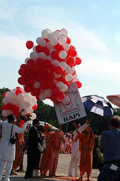 Swamishri releases red and white balloons that represent peace 