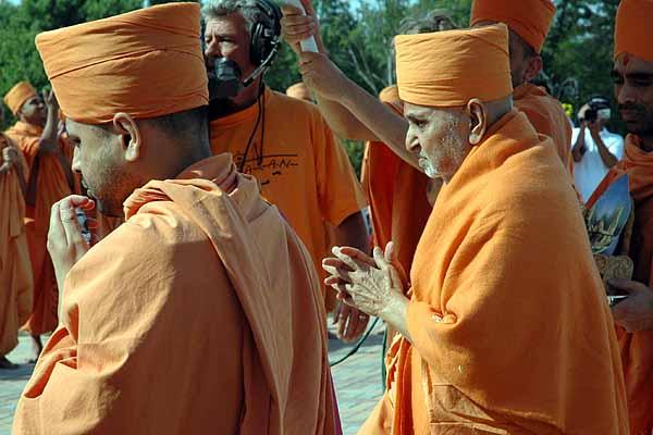 Swamishri makes his way to the majestic mandir 