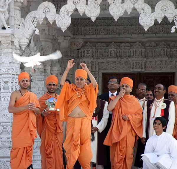 Swamishri releases white doves to symbolize the spread of peace in the world