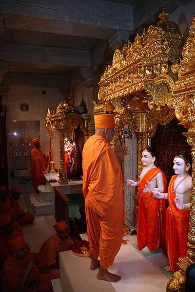 Swamishri performs the murti prathistha ceremony of Shri Akshar Purushottam Maharaj