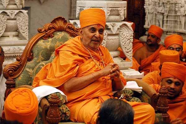 Swamishri blesses the yajmaans