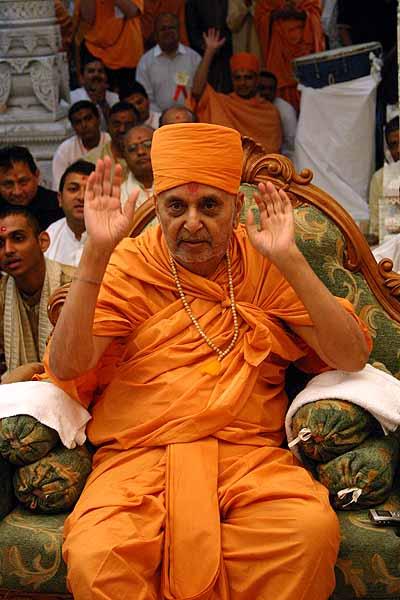 Swamishri blesses the yajmaans