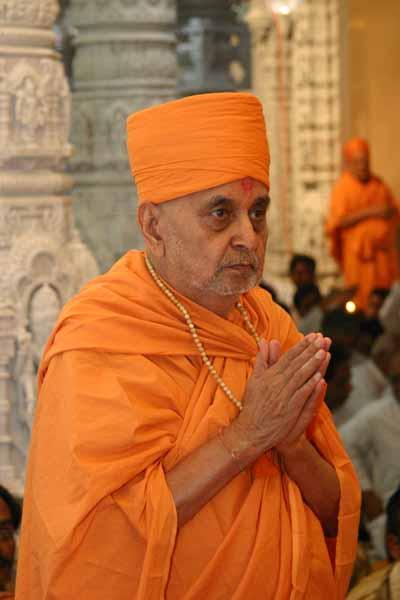 Swamishri does darshan of the murtis 