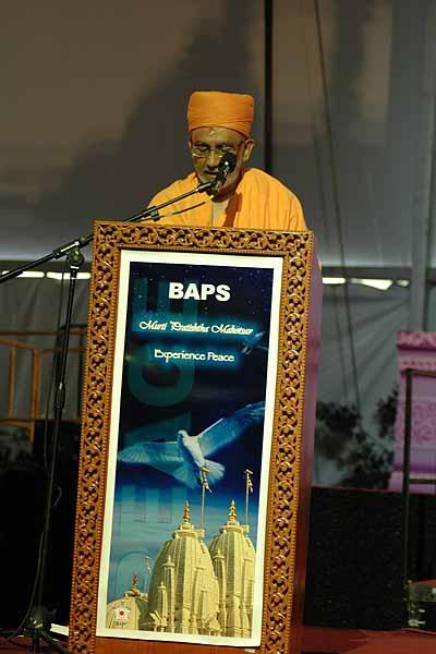 Pujya Atmaswarup Swami addresses the assembly 	