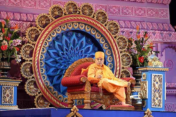 Swamishri listens to senior saints speak 