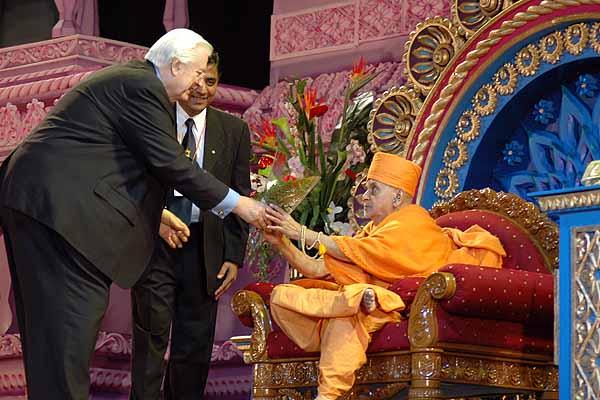 Congressman Henry J. Hyde greets Swamishri