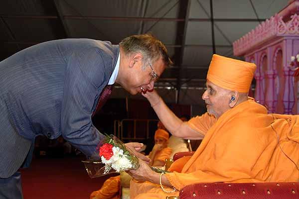 The Consul General of India, Mr. Arun Kumar, greets Swamishri 