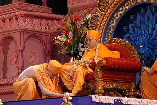 Pujya Viveksagar Swami offers Swamishri a garland 	