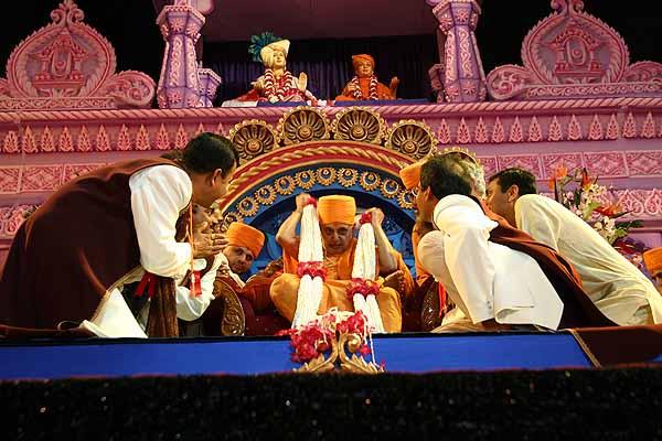Midwest region devotees offer Swamishri a garland 