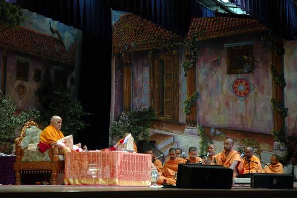 Swamishri performs mala as saints sing kirtans during his morning puja