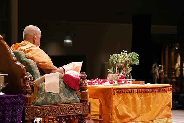 Swamishri performs mala during his morning puja 
