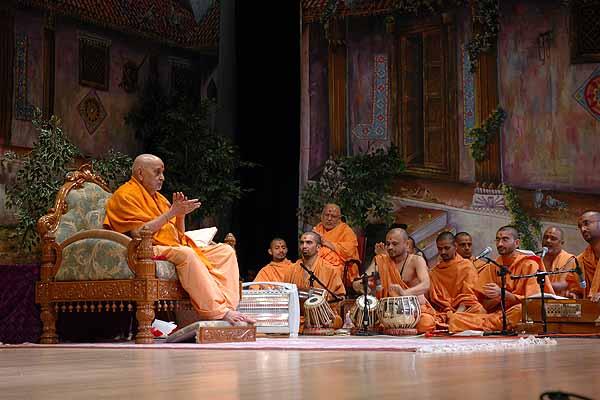 Swamishri claps to the tune of the kirtans at the conclusion of his puja 