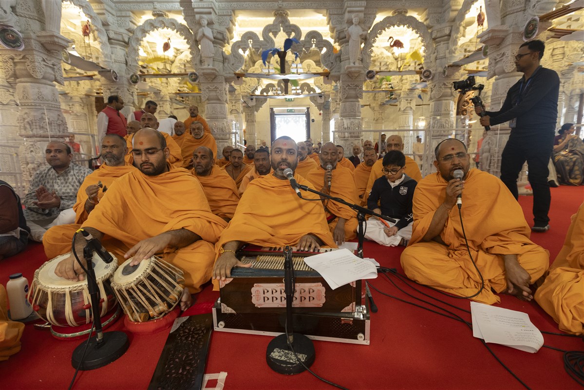 Swamis sang a series of thals as a devotional offering of the food to Bhagwan