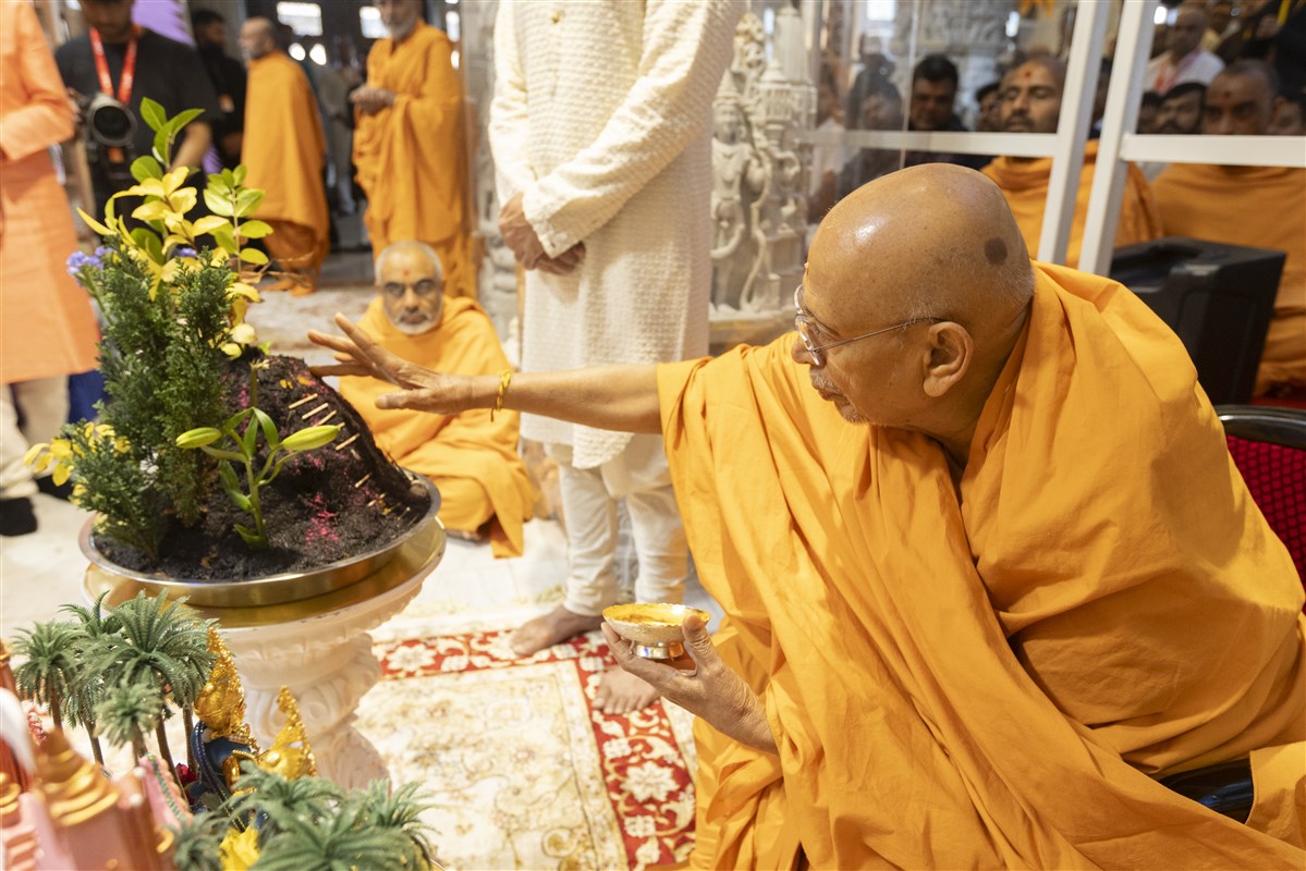 Tyagvallabhdas Swami performed the traditional Govardhan Puja