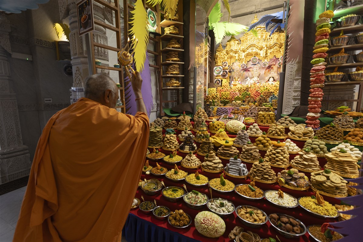 Swamis performed the first arti of the annakut offering