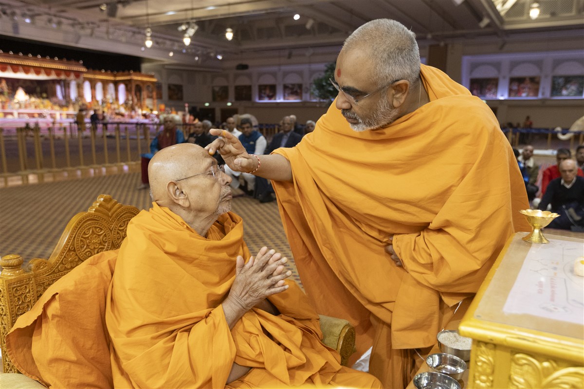 Yogvivekdas Swami applied a chandlo to Sadguru Pujya Tyagvallabhdas Swami to commence the mahapuja