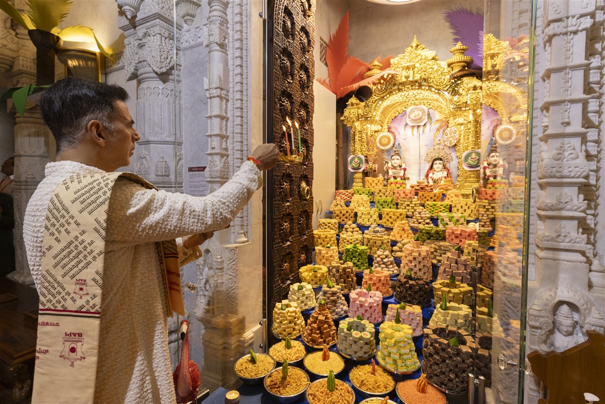 Akshay Kumar joined in performing the first arti of the annakut offering