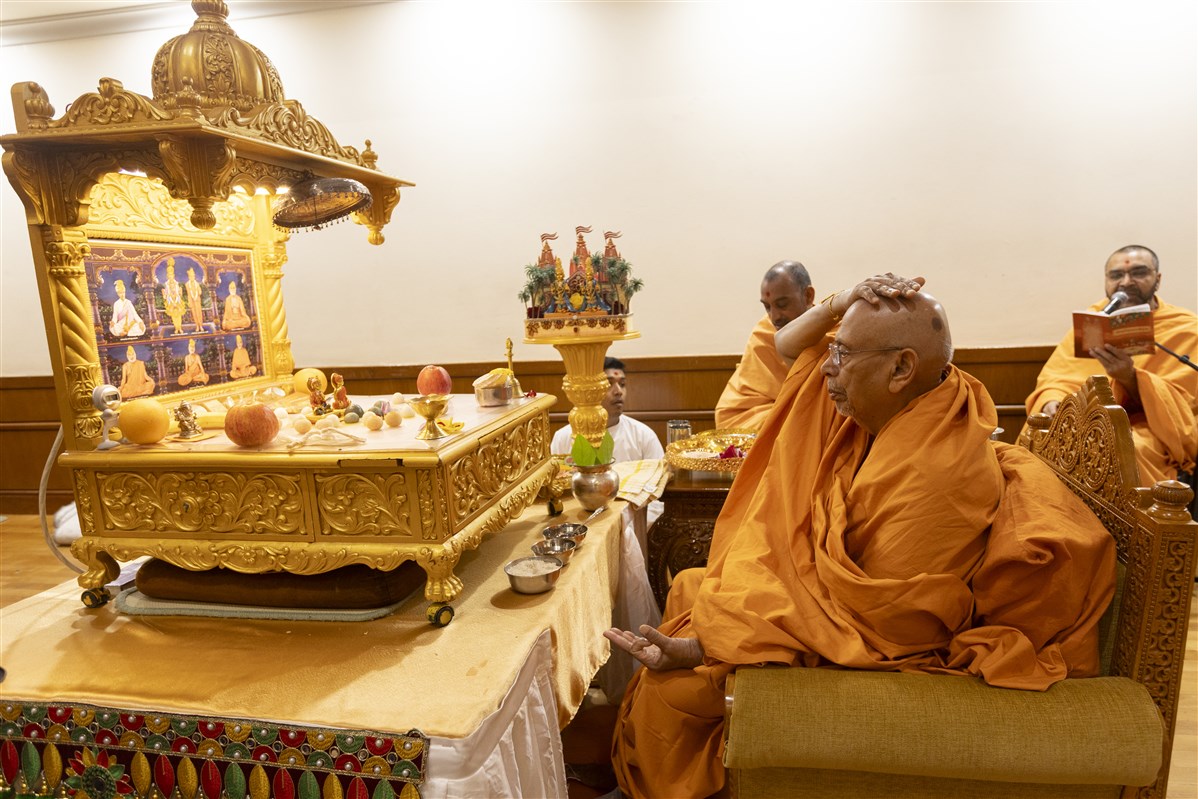 Tyagvallabhdas Swami engaged in the offering of the mahapuja