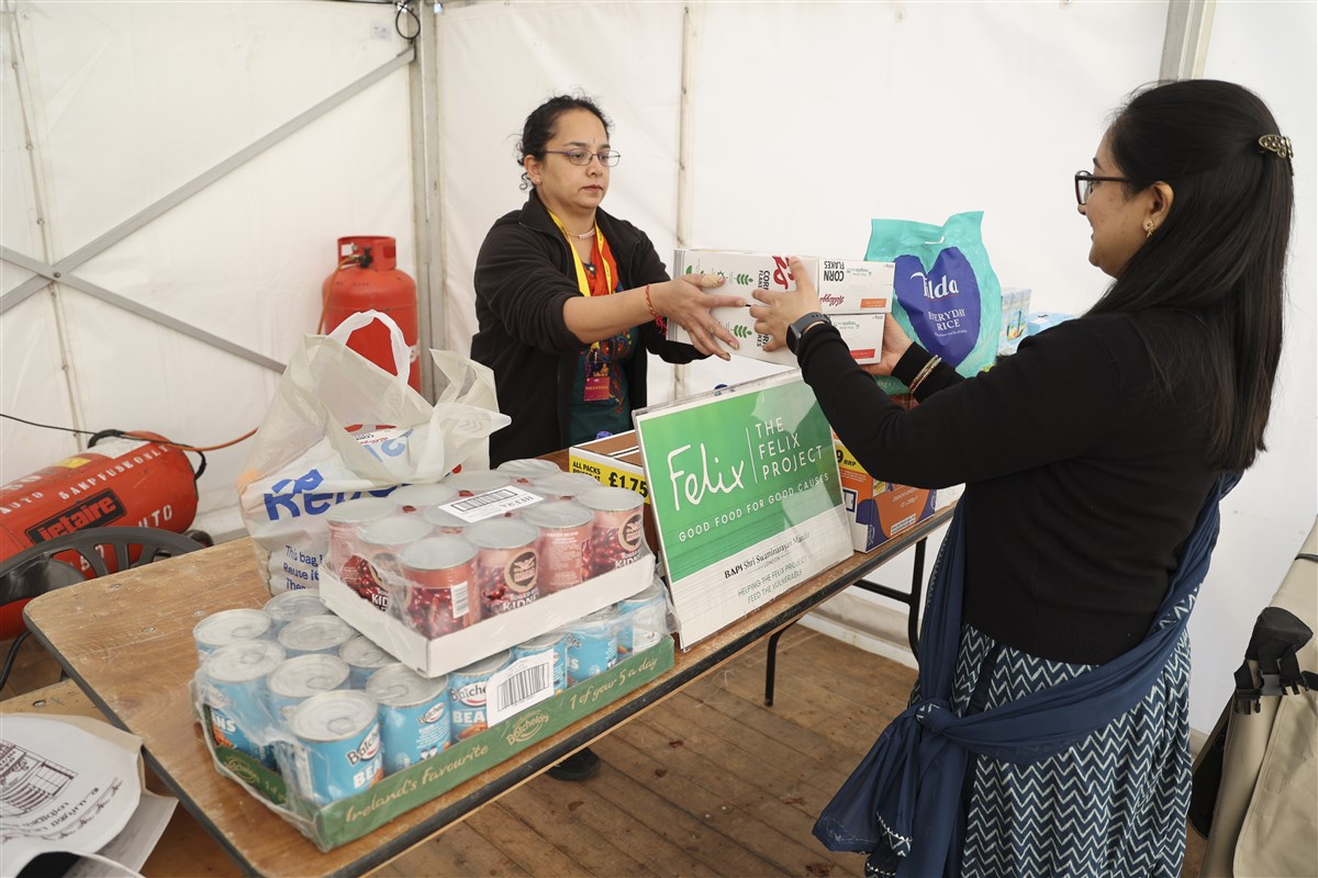 During Diwali, Neasden Temple continued its long-running partnership with The Felix Project to collect non-perishable food items to support local food banks that can help families adversely impacted by the cost-of-living crisis