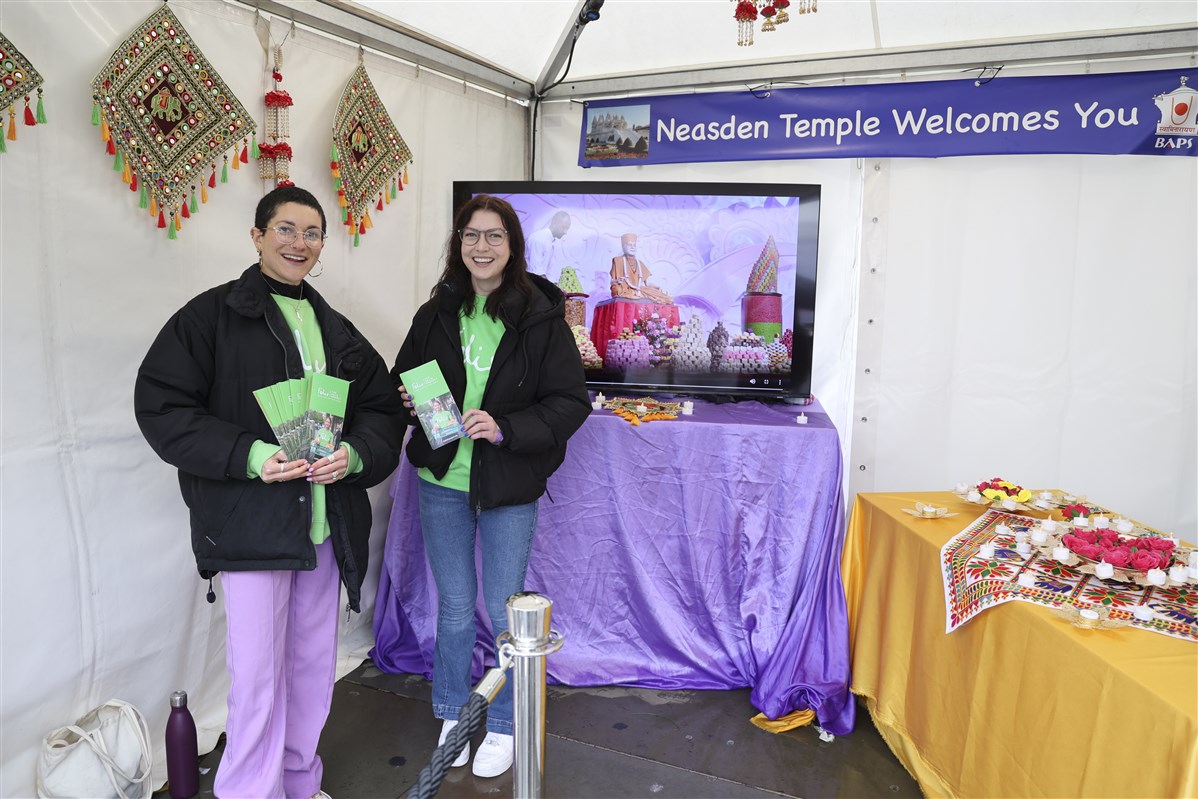 Neasden Temple was joined by longstanding partners The Felix Project, to raise awareness about food waste and hunger in and around London