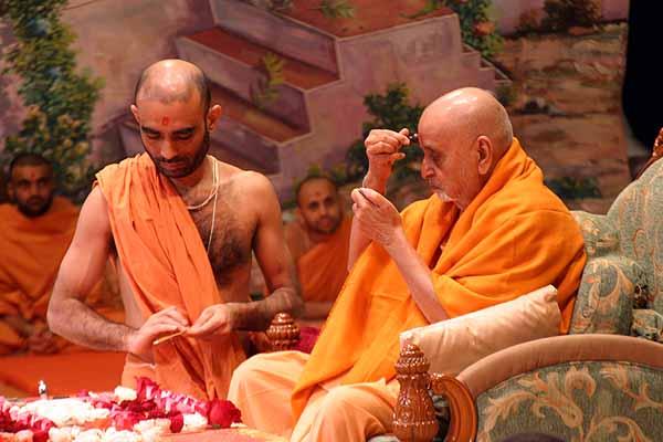 Saints sing kirtans and do darshan during Swamishri's morning puja 