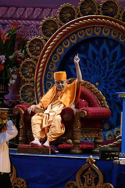 Swamishri enthusiastically raises his hand at the line, "Yagnapurush Chhe Saathe"