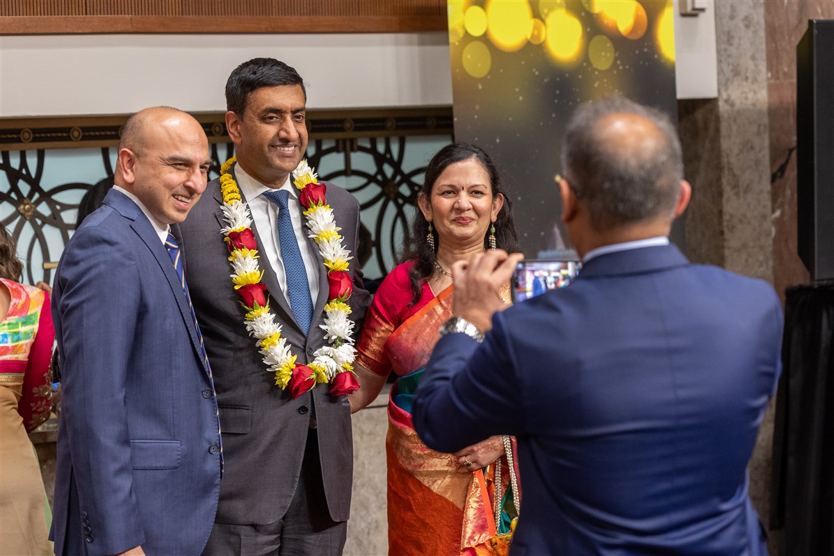 Representative Ro Khanna (CA-17) interacts with members of the Indian-American community