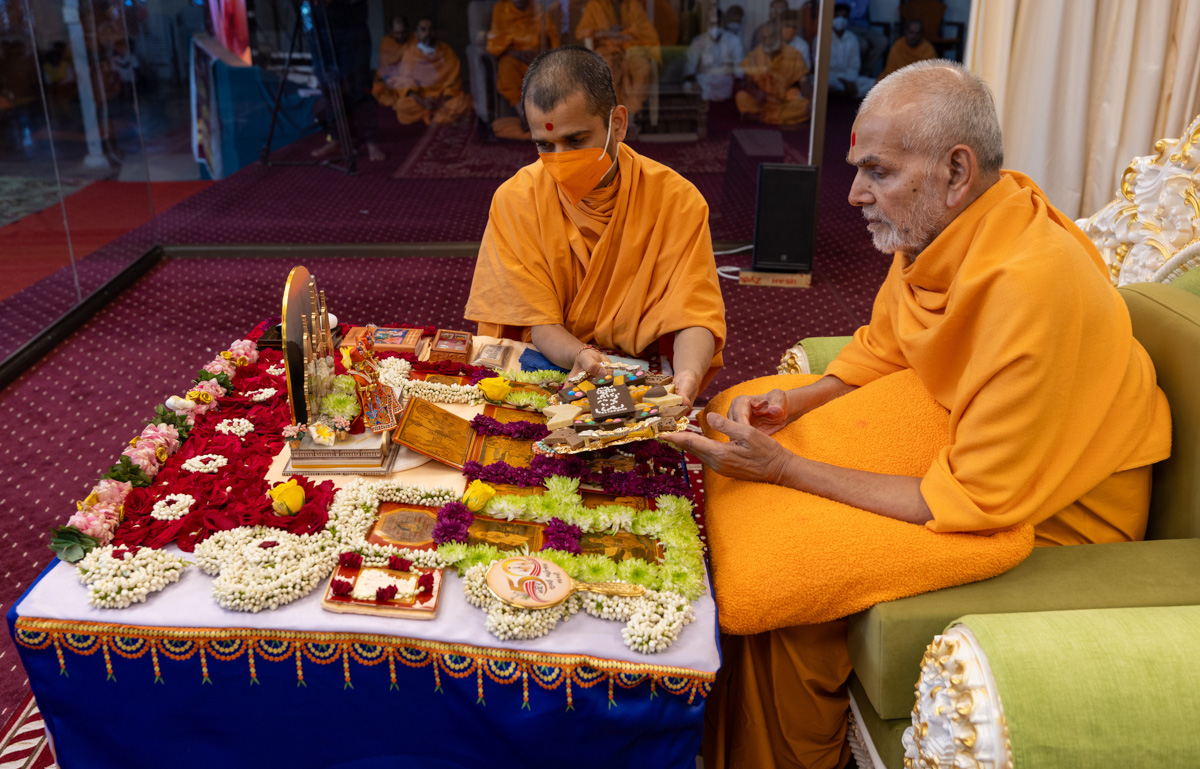Swamishri offers thal to Shri Harikrishna Maharaj and Shri Gunatitanand Swami Maharaj 