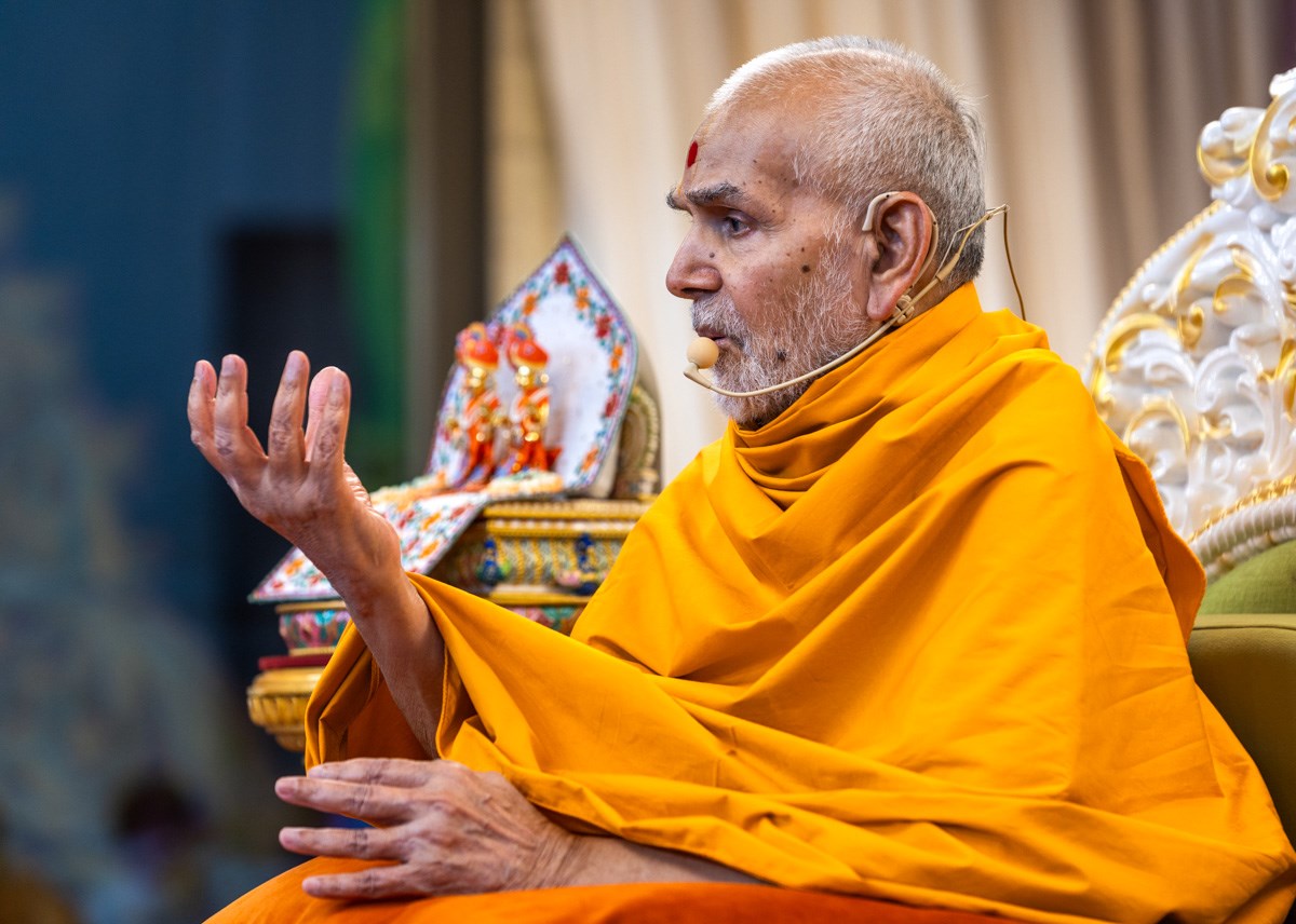 Swamishri addresses a question posed by youths