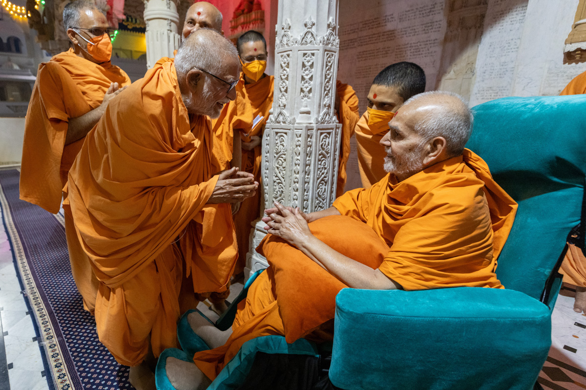 Swamishri in conversation with Pujya Bhaktipriya Swami