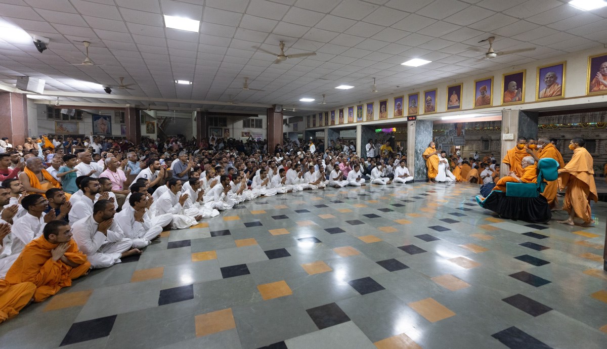 Sadhaks and devotees doing darshan of Swamishri