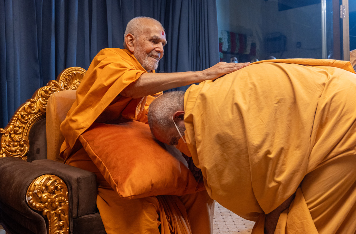 Swamishri blesses Vedagna Swami
