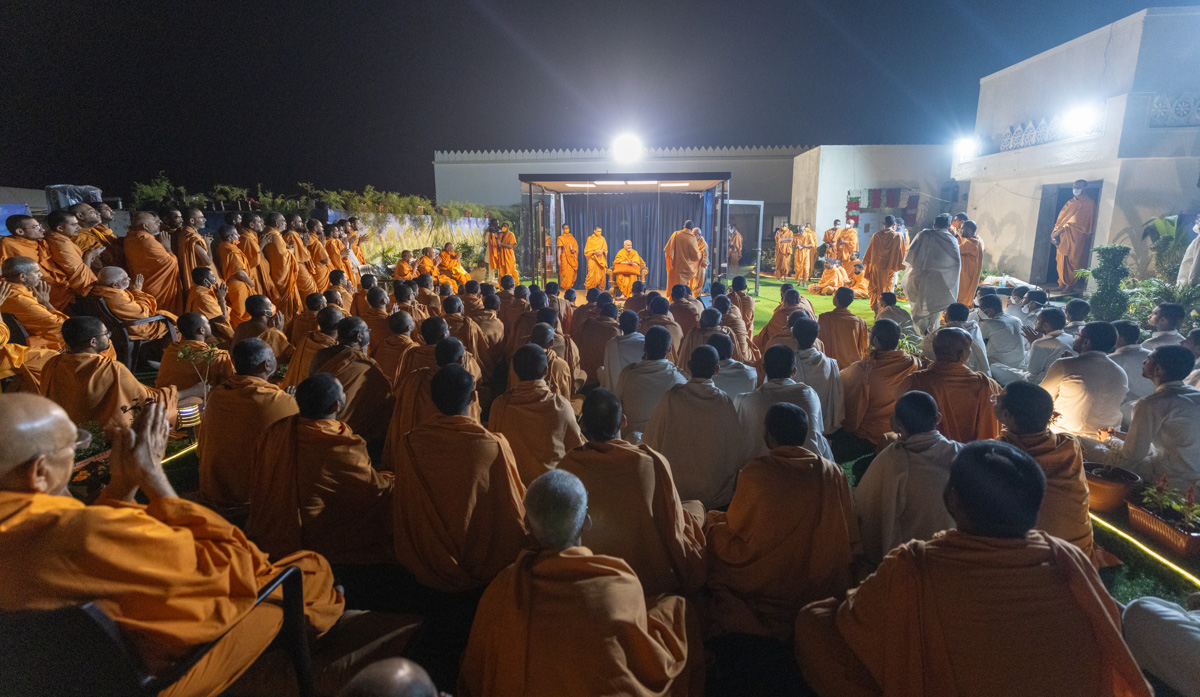 Swamis and parshads doing darshan of Swamishri