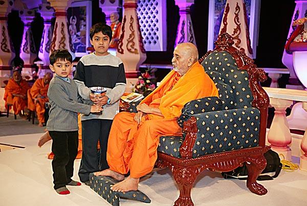  Swamishri presents the trophies for the Sponsored Walk