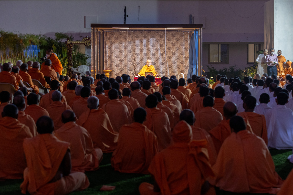 Swamis and parshads doing Swamishri's puja darshan