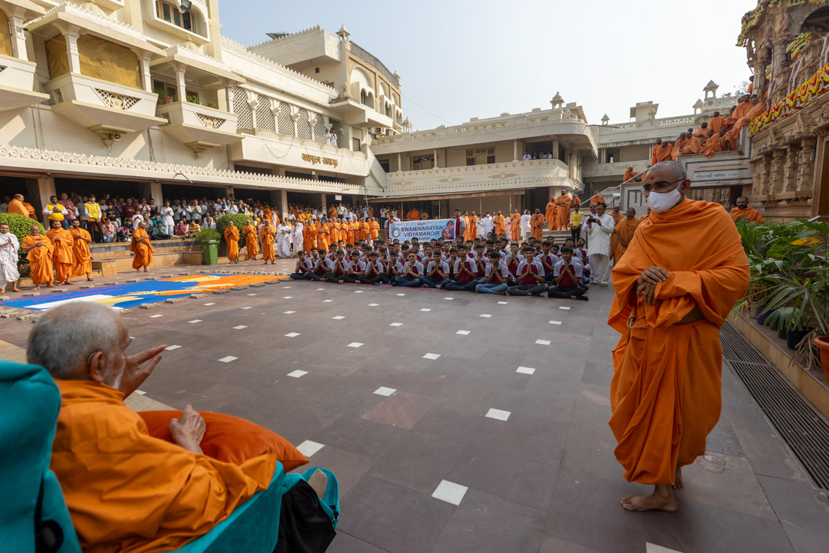 Students of BAPS Swaminarayan Vidyamandir, Atladara, doing darshan of Swamishri