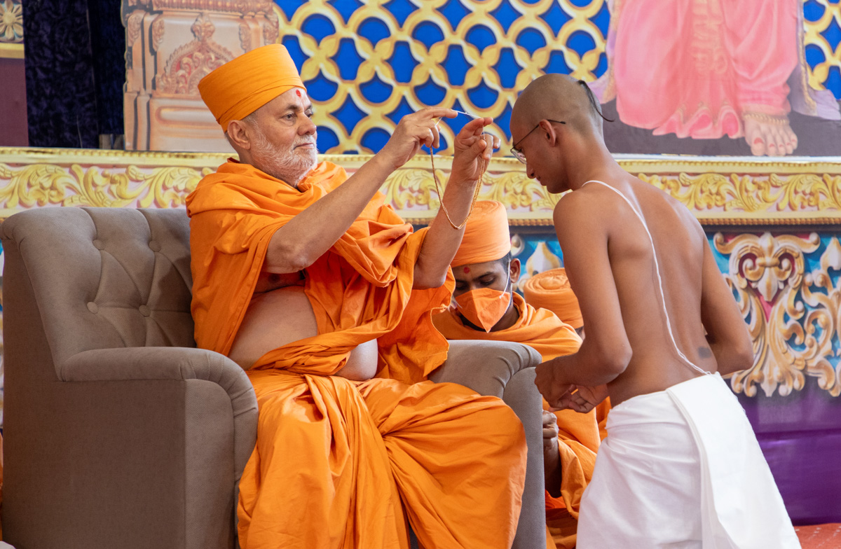 Pujya Viveksagar Swami gives a kanthi to newly initiated parshad