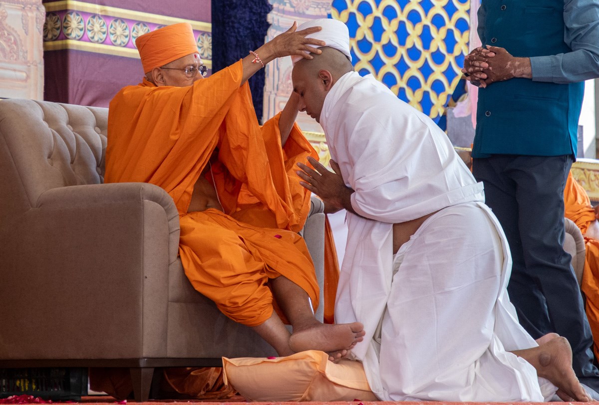 Pujya Tyagvallabh Swami places a pagh on newly initiated parshad