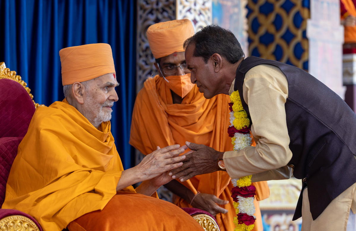 Swamishri blesses a newly initiated parshad's father