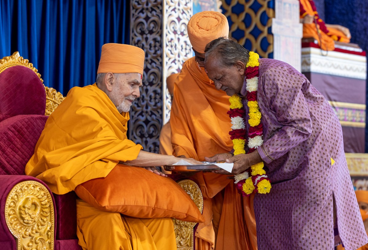 Swamishri blesses a newly initiated parshad's father