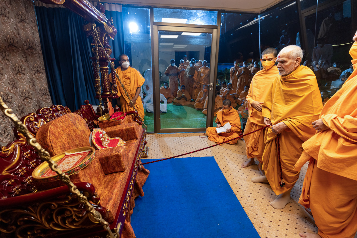 Swamishri swings Shri Harikrishna Maharaj and Shri Gunatitanand Swami Maharaj on a hindolo