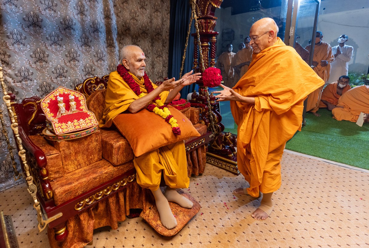 Swamishri throws a flower ball to Pujya Tyagvallabh Swami