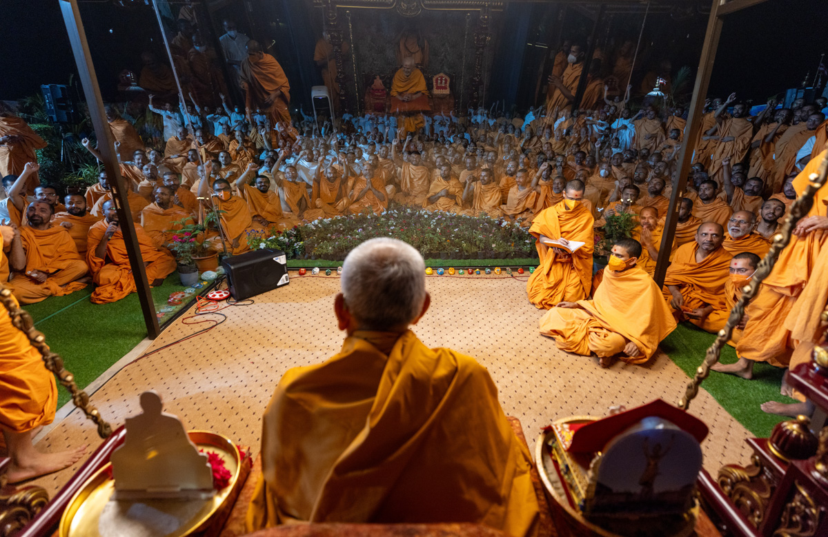 Swamis and parshads doing darshan of Swamishri