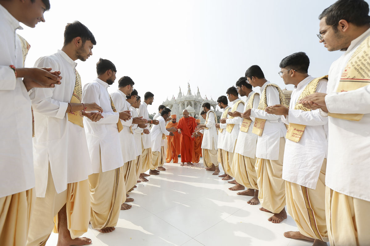 His Holiness Swami Govind Dev Giri Ji Maharaj Offers Tribute at Pramukh Swami Maharaj Smruti Mandir, Sarangpur